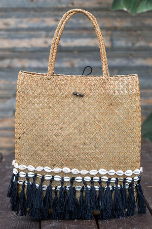 Queencii – Ruth Beach Straw Bag Tassel Seashell Beige Black